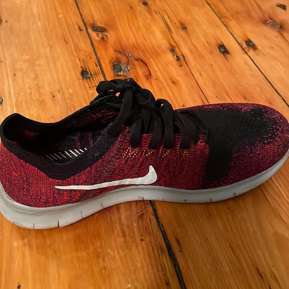 Nike size 6 knit sneaker